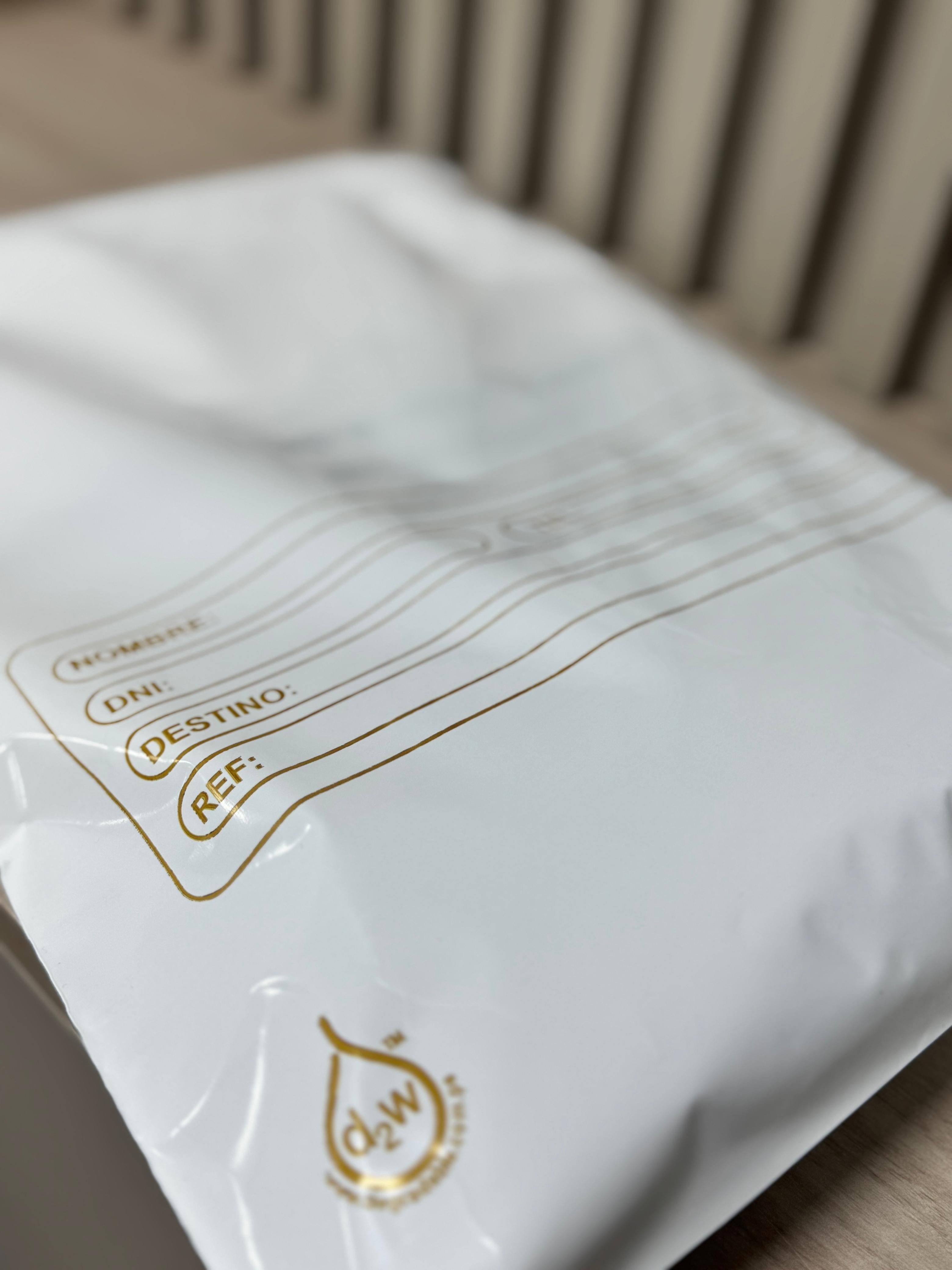 Hola llegue - Letras doradas