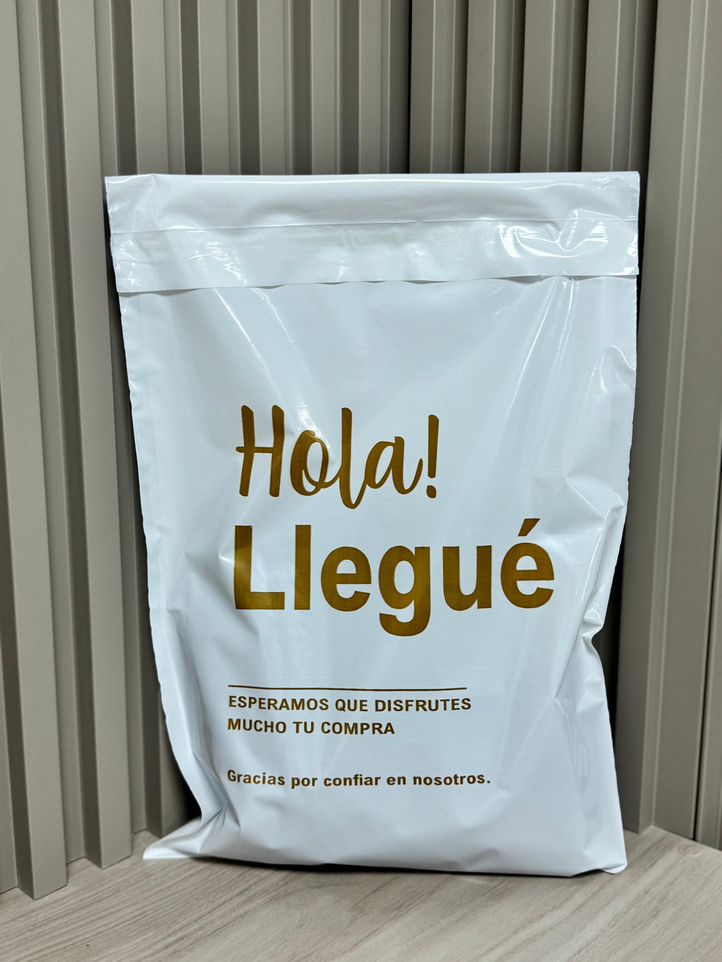 Hola llegue - Letras doradas